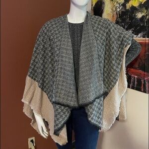 ⭐️Women’s Mixit ‎ poncho one size